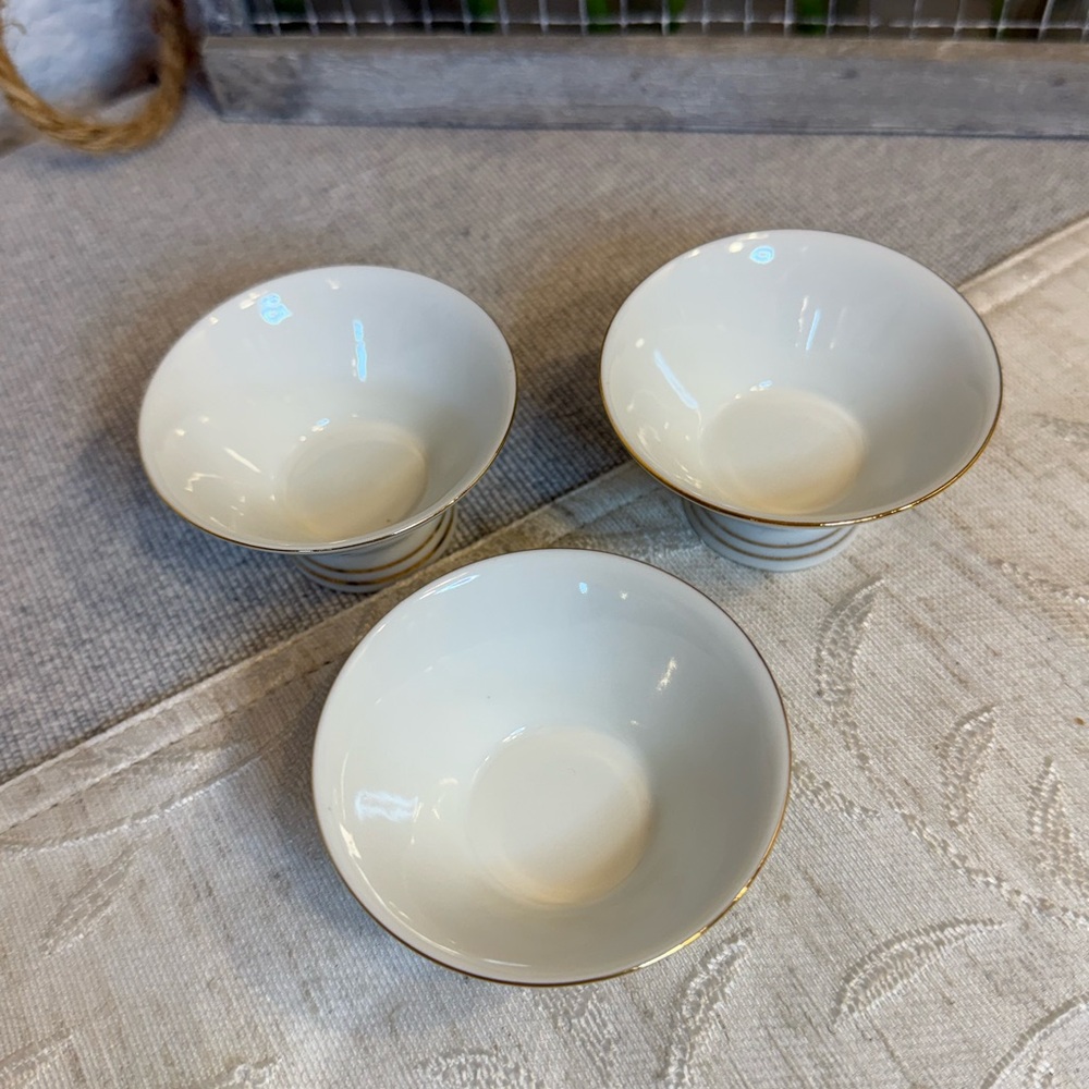 3 Vintage Kiku-Masamune Japanese Sake Cups - Blue Chrysanthemum & Gold‎ Trim - Picture 4 of 9